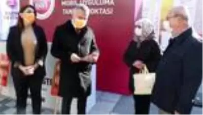 KIRKLARELİ - Vali Bilgin kadına şiddete karşı farkındalık amacıyla pazar yerinde 'turuncu maske' dağıttı KIRKLARELİ - Vali Bilgin kadına şiddete karşı farkındalık amacıyla pazar yerinde 'turuncu maske' dağıttı