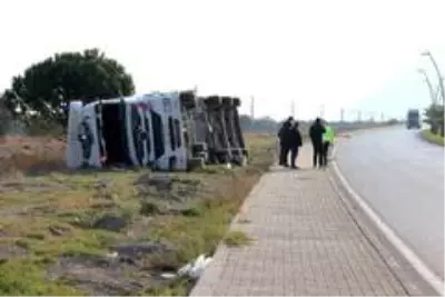 Kontrolden çıkan beton mikseri devrildi: 1 yaralı Kontrolden çıkan beton mikseri devrildi: 1 yaralı
