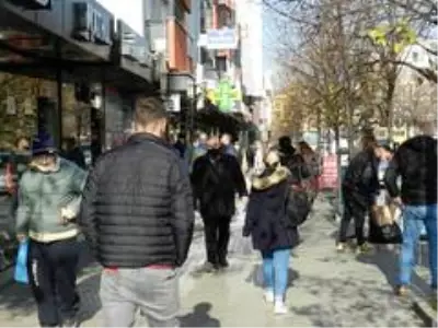 - Kosova'da halk korona virüse aldırış etmeden sokakları doldurdu - Kosova'da halk korona virüse aldırış etmeden sokakları doldurdu