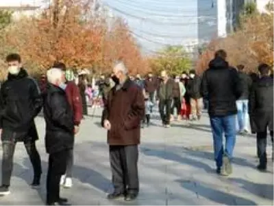 - Kosova'da halk korona virüse aldırış etmeden sokakları doldurdu - Kosova'da halk korona virüse aldırış etmeden sokakları doldurdu