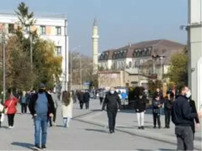 - Kosova'da halk korona virüse aldırış etmeden sokakları doldurdu - Kosova'da halk korona virüse aldırış etmeden sokakları doldurdu