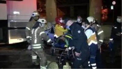 Küçükçekmece'de otomobil park halindeki otobüse çarptı: 1'i ağır 2 yaralı Küçükçekmece'de otomobil park halindeki otobüse çarptı: 1'i ağır 2 yaralı