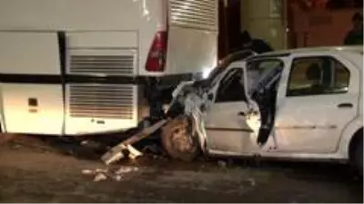 Küçükçekmece'de otomobil park halindeki otobüse çarptı: 1'i ağır 2 yaralı Küçükçekmece'de otomobil park halindeki otobüse çarptı: 1'i ağır 2 yaralı