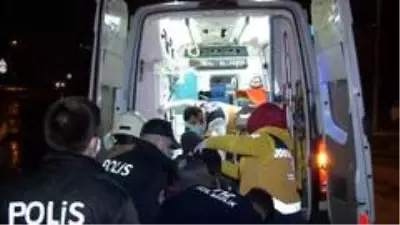 Küçükçekmece'de otomobil park halindeki otobüse çarptı: 1'i ağır 2 yaralı Küçükçekmece'de otomobil park halindeki otobüse çarptı: 1'i ağır 2 yaralı