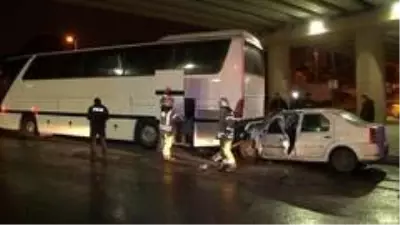 Küçükçekmece'de otomobil park halindeki otobüse çarptı: 1'i ağır 2 yaralı Küçükçekmece'de otomobil park halindeki otobüse çarptı: 1'i ağır 2 yaralı