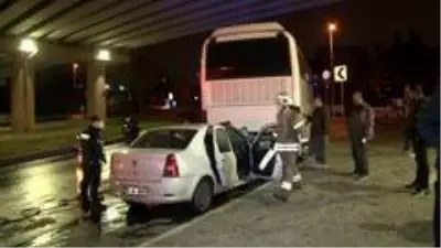 Küçükçekmece'de otomobil park halindeki otobüse çarptı: 1'i ağır 2 yaralı Küçükçekmece'de otomobil park halindeki otobüse çarptı: 1'i ağır 2 yaralı