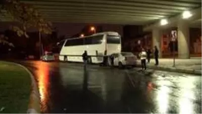 Küçükçekmece'de otomobil park halindeki otobüse çarptı: 1'i ağır 2 yaralı Küçükçekmece'de otomobil park halindeki otobüse çarptı: 1'i ağır 2 yaralı