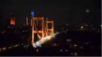 Kuleler ve köprüler turuncuya büründü Kuleler ve köprüler turuncuya büründü