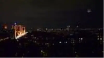 Kuleler ve köprüler turuncuya büründü Kuleler ve köprüler turuncuya büründü