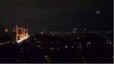 Kuleler ve köprüler turuncuya büründü Kuleler ve köprüler turuncuya büründü