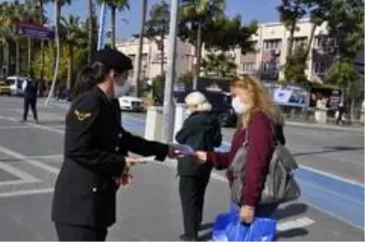 Marmaris'te Polis ve Jandarma kadına yönelik şiddete karşı broşür dağıttı Marmaris'te Polis ve Jandarma kadına yönelik şiddete karşı broşür dağıttı