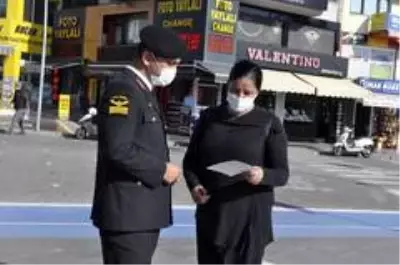 Marmaris'te Polis ve Jandarma kadına yönelik şiddete karşı broşür dağıttı Marmaris'te Polis ve Jandarma kadına yönelik şiddete karşı broşür dağıttı