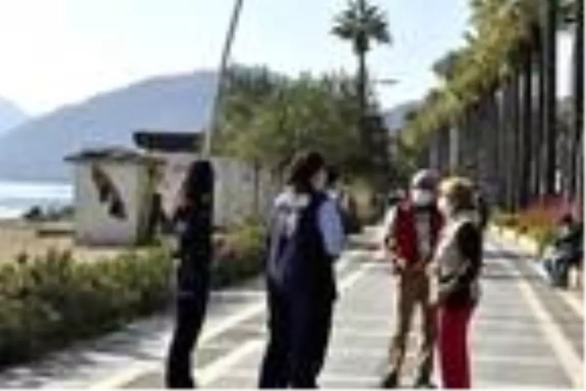 Marmaris'te polis ve jandarma şiddete karşı uyarı broşürü dağıttı