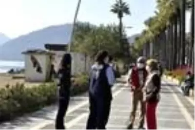 Marmaris'te polis ve jandarma şiddete karşı uyarı broşürü dağıttı Marmaris'te polis ve jandarma şiddete karşı uyarı broşürü dağıttı