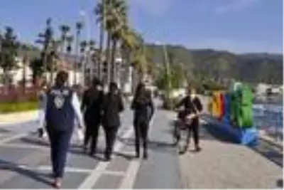Marmaris'te polis ve jandarma şiddete karşı uyarı broşürü dağıttı Marmaris'te polis ve jandarma şiddete karşı uyarı broşürü dağıttı