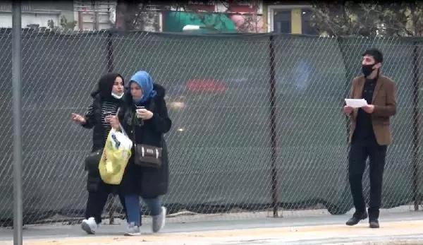 Maske takmayanlara testinin pozitif çıktığını söyleyip, adres sordu Maske takmayanlara testinin pozitif çıktığını söyleyip, adres sordu