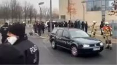 Merkel'in Bakanlar Kurulu toplantısı yaptığı sırada bir saldırgan, Başbakanlık binasına araçla saldırı girişiminde bulundu Merkel'in Bakanlar Kurulu toplantısı yaptığı sırada bir saldırgan, Başbakanlık binasına araçla saldırı girişiminde bulundu