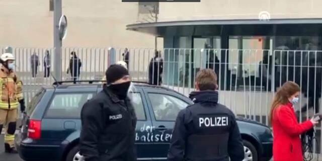 Merkel'in Bakanlar Kurulu toplantısı yaptığı sırada bir saldırgan, Başbakanlık binasına araçla saldırı girişiminde bulundu Merkel'in Bakanlar Kurulu toplantısı yaptığı sırada bir saldırgan, Başbakanlık binasına araçla saldırı girişiminde bulundu