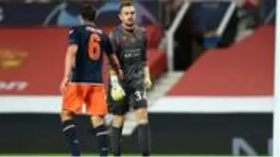 Mert Günok'un Manchester United maçında yaptığı hata sert eleştiriler aldı Mert Günok'un Manchester United maçında yaptığı hata sert eleştiriler aldı