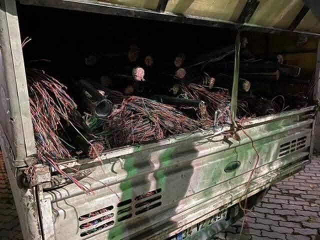 Milyonluk kabloyu böyle çaldılar! Odun doğrar gibi doğrayıp kamyonete yüklediler Milyonluk kabloyu böyle çaldılar! Odun doğrar gibi doğrayıp kamyonete yüklediler