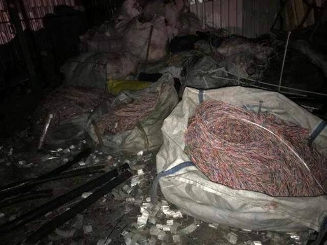 Milyonluk kabloyu odun doğrar gibi doğrayıp kamyonete yüklediler! O anlar kamerada Milyonluk kabloyu odun doğrar gibi doğrayıp kamyonete yüklediler! O anlar kamerada
