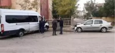 Minibüs ile otomobil çarpıştı: 1 yaralı Minibüs ile otomobil çarpıştı: 1 yaralı