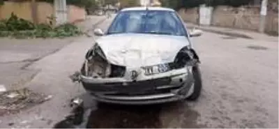 Minibüs ile otomobil çarpıştı: 1 yaralı Minibüs ile otomobil çarpıştı: 1 yaralı