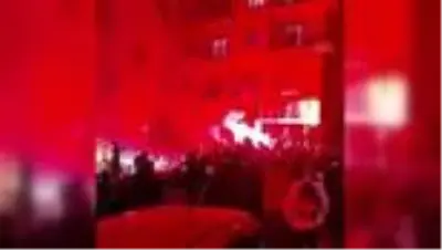 Napolili taraftarlar, Maradona'yı meşale ve tezahüratlarla andı Napolili taraftarlar, Maradona'yı meşale ve tezahüratlarla andı