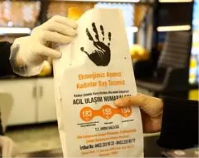 Ordu'da ekmek sarılan kağıtlarla kadına yönelik şiddetle mücadeleye dikkat çekildi Ordu'da ekmek sarılan kağıtlarla kadına yönelik şiddetle mücadeleye dikkat çekildi