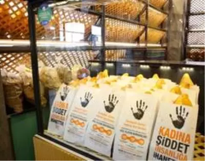 Ordu'da ekmek sarılan kağıtlarla kadına yönelik şiddetle mücadeleye dikkat çekildi Ordu'da ekmek sarılan kağıtlarla kadına yönelik şiddetle mücadeleye dikkat çekildi