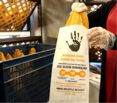 Ordu'da ekmek sarılan kağıtlarla kadına yönelik şiddetle mücadeleye dikkat çekildi Ordu'da ekmek sarılan kağıtlarla kadına yönelik şiddetle mücadeleye dikkat çekildi