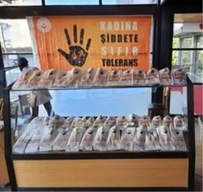 Ordu'da ekmek sarılan kağıtlarla kadına yönelik şiddetle mücadeleye dikkat çekildi Ordu'da ekmek sarılan kağıtlarla kadına yönelik şiddetle mücadeleye dikkat çekildi