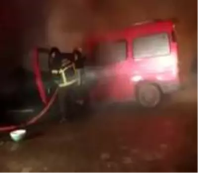 Ordu'da park halindeki minibüs alevlere teslim oldu Ordu'da park halindeki minibüs alevlere teslim oldu