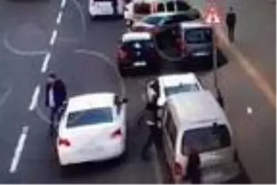 Otomobilden 1 milyon 200 bin TL'lik hırsızlığın 3 şüphelisi yakalandı Otomobilden 1 milyon 200 bin TL'lik hırsızlığın 3 şüphelisi yakalandı
