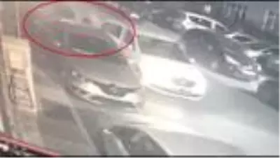 Otomobilin farlarını çalarken yakalanan 2 şüpheli tutuklandı Otomobilin farlarını çalarken yakalanan 2 şüpheli tutuklandı