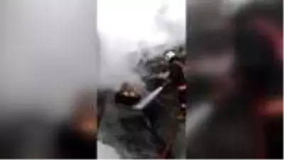 Otoyolda alev alan kamyonda hasar oluştu Otoyolda alev alan kamyonda hasar oluştu