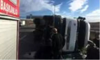 Otoyolda sunta yüklü TIR devrildi, sürücü yaralandı Otoyolda sunta yüklü TIR devrildi, sürücü yaralandı