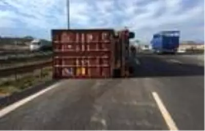 Otoyolda sunta yüklü TIR devrildi, sürücü yaralandı Otoyolda sunta yüklü TIR devrildi, sürücü yaralandı