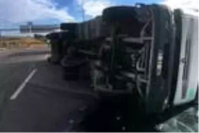 Otoyolda sunta yüklü TIR devrildi, sürücü yaralandı Otoyolda sunta yüklü TIR devrildi, sürücü yaralandı