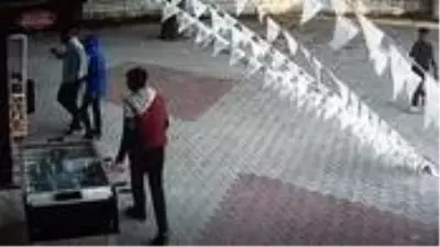 Oyun makinesinin kilidini kırıp bozuk paraları çaldılar Oyun makinesinin kilidini kırıp bozuk paraları çaldılar