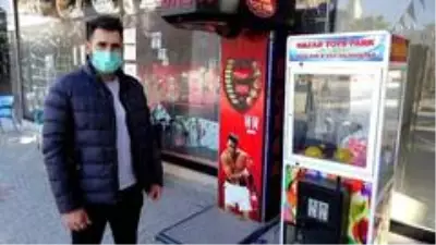 Oyun makinesinin kilidini kırıp bozuk paraları çaldılar Oyun makinesinin kilidini kırıp bozuk paraları çaldılar