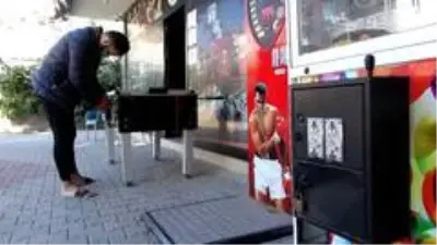 Oyun makinesinin kilidini kırıp bozuk paraları çaldılar Oyun makinesinin kilidini kırıp bozuk paraları çaldılar