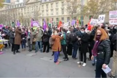 - Paris'te kadınlardan aile içi şiddete karşı protesto - Paris'te kadınlardan aile içi şiddete karşı protesto