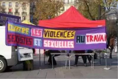 - Paris'te kadınlardan aile içi şiddete karşı protesto - Paris'te kadınlardan aile içi şiddete karşı protesto