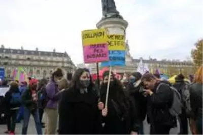 - Paris'te kadınlardan aile içi şiddete karşı protesto - Paris'te kadınlardan aile içi şiddete karşı protesto