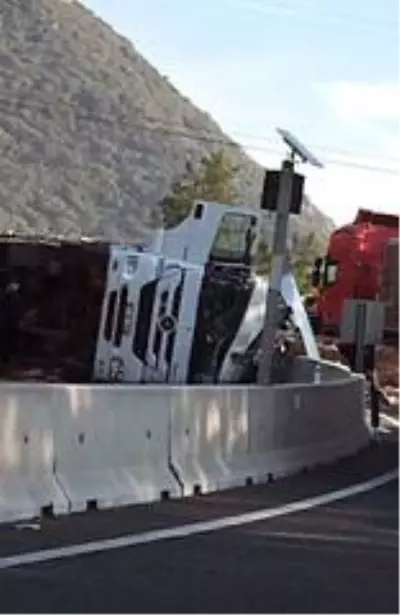 Sakar rampasında TIR devrildi Sakar rampasında TIR devrildi
