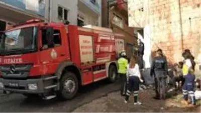 Son dakika haber... Çıkan yangında 1 kişi dumandan etkilenerek hastaneye kaldırıldı Son dakika haber... Çıkan yangında 1 kişi dumandan etkilenerek hastaneye kaldırıldı