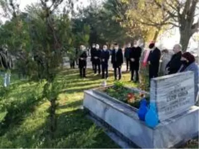 Şehit öğretmen kabri başında anıldı Şehit öğretmen kabri başında anıldı