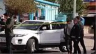 Seyir halindeki cipte iki kişiyi öldüren saldırgan intihar etti Seyir halindeki cipte iki kişiyi öldüren saldırgan intihar etti