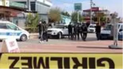 Seyir halindeki cipte iki kişiyi öldüren saldırgan intihar etti Seyir halindeki cipte iki kişiyi öldüren saldırgan intihar etti